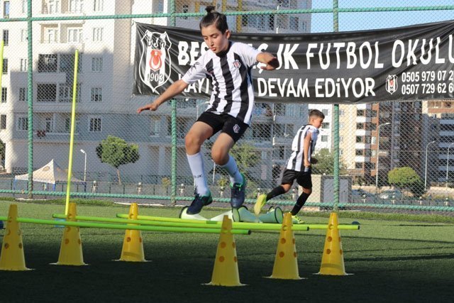Beşiktaş jk Gaziantep Futbol Okulu - Arkana bakmadan hedeflerin  doğrultusunda hızla ilerle!🦅 Kartal F. K⚽ ⚪ ⚫ ⚪ ⚫ ⚪ ⚫  #beşiktaşgaziantepfutbolokulu#beşiktaş#beşiktaşk#siyah#beyaz#siyahbeyazaşk#kartal#yavrukartallar#bjk#antrenman#training